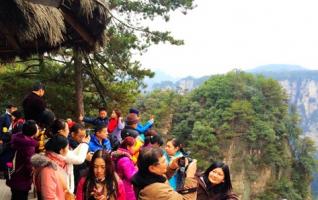 Zhangjiajie Scenic Spot welcomes the First Passenger Flow Peak in 2015 