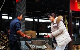 Zhangjiajie Folk Food Spices up Its Scenery, Media Scrambling Covering 