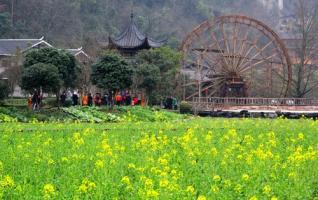 ZJJ Huanglong Hole Square’s rapes welcomes Tourists 