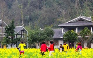 Hundreds of Women Guests Visiting Huanglong Cave on Women’s Day 