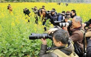 Zhangjiajie Photographer focused on Huanglong Cave ecological square 