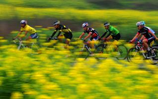 Cross-strait Cyclists Defy 99 Turns on Tianmen Mountain 