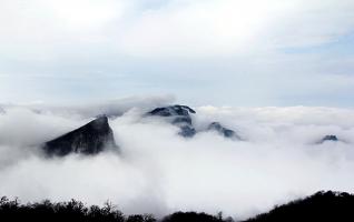 Snow and Clouds Scenery of Tianmen Mountain 