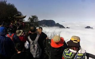 Zhangjiajie Tianmen Mountain shows Buddha’s Light Clouds 