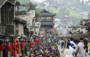 Tourism Booming in Fenghuang Ancient Town 