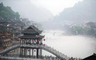 Foggy Fenghuang Ancient Town Attracts Visitors 