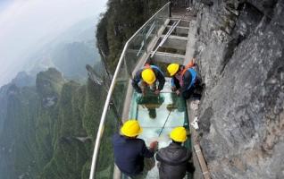 Zhangjiajie Tianmen Mountain replaces the plank road’s glass 