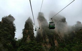 Zhangjiajie’s Beautiful Scenery Attracts Visitors 