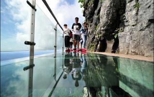 Breathtaking Experience on Cliff at Zhangjiajie Tianmen Mountain 