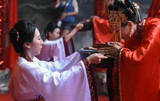 Group Traditional Han Wedding Held in Rucheng 