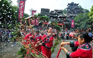 Tujia Water-splashing Festival Held in Zhangjiajie 