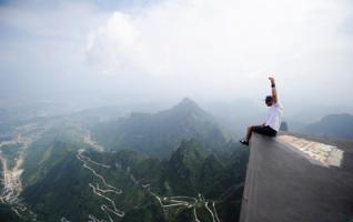 Wingsuit Flying Carpet Challenge Staged in Zhangjiajie 