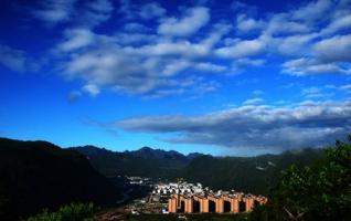 Zhangjiajie New Town-Wulingyuan Suoxiyu is under the Blue Sky 