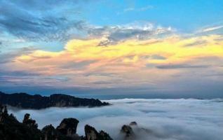 Zhangjiajie Tianzi Mountain shows Clouds Wonder in Early Autumn 