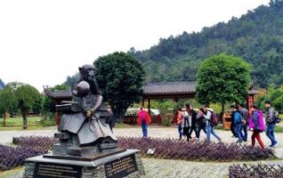 Zhangjiajie Huanglong hole square attracted Many Visitors in Early Winter 