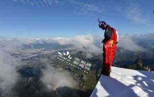 Zhang Shupeng Chinese Wing Spiderman passed through Tianmen Mountain 