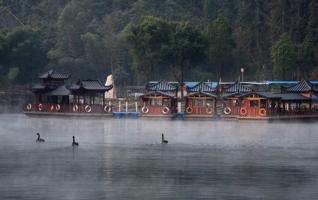 Zhangjiajie Baofeng Lake shows “Hanging Lake Mountain” Wonderland 