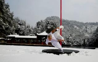 Ice Pole Dancing shows in Zhangjiajie Baofeng Lake 