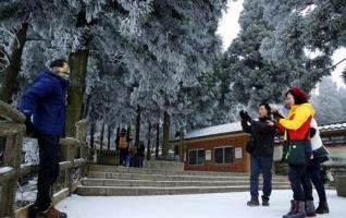 Zhangjiajie: A Beautiful Ice Hoodoo 