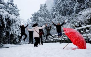 Zhangjiajie Baofeng Lake welcomes big Snow 