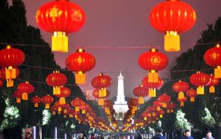 Red Lanterns Bring Air of Festivity in Hunan Martyr’s Park 