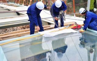 World's highest glass skywalk gets off the ground 