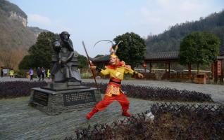 “Monkey King” shows in ZJJ Huanglong Scenic Area 