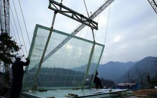 The first piece of deck glass successfully installed in ZJJ Glass Bridge 