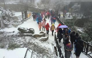 Zhangjiajie Tianmen Mountain welcomes the first spring snow 