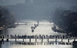 Fenghuang Town Receives 640,000 Visitors During Spring Festival 