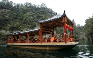 Zhangjiajie “Korean Wave” in Wulingyuan Baofeng lake 