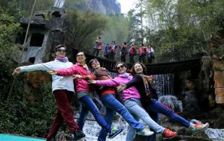 Zhangjiajie Baofeng Lake has a hot spring tour 