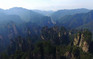 Unmanned aerial plane records the wonders of Zhangjiajie park 