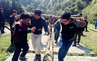 Visitors Experience Folk Customs of Tujia Minority 