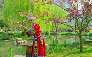 Miao Beauty in Zhangjiajie Huanglong cave ecological square 