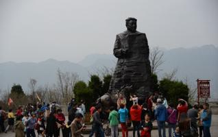 Tomb-sweeping Festival: Many Visitors in Tianzi Mountain Helong Park 