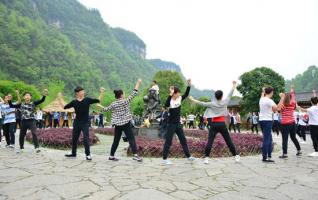 Hand-shaking dance preheats《Misty Rain in Zhangjiajie》Playback 