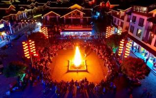 Zhangjiajie Xibu Street gathers tourists for night life 