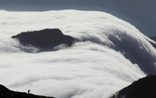 Zhangjiajie Clouds -Fall in Tianzi Mountain resort 