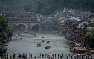 Rich Folk Customs at Fenghuang Ancient Town Attract Tourists 