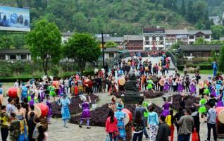 Many Visitors show love for《Misty Rain in Zhangjiajie》 