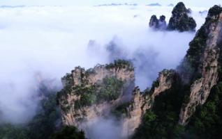 Charming Clouds Spectacle in ZJJ Yangjiajie Peak 