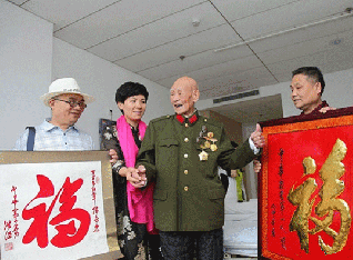 Folk Artisans Bring Artistic Works for 103-year-old Veteran Red Army Man 