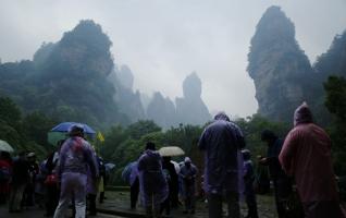 Zhangjiajie Wulingyuan welcomed a lot of tourists during China tourism day 