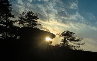 Zhangjiajie Huangshi village shows “Tortoise contains Sun” wonder 