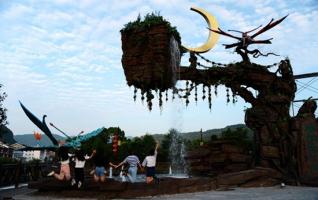 Wulingyuan Suoxi Rriverside adds “Suspended Mountain” Sculpture 