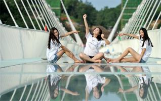 Models grace world's longest glass bridge in Zhangjiajie 