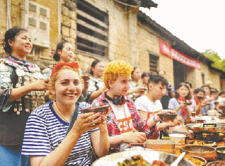 Fenghuang County Laojiazhai Welcomes Visitors 