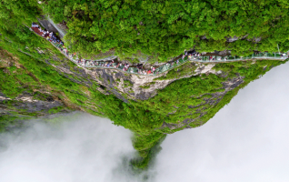 Rain Turns ZJJ Tianmen Mountain into Fairyland 