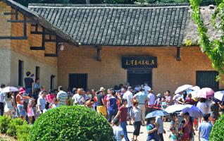 Red Tourism Popular in Shaoshan During Summer Vacation 